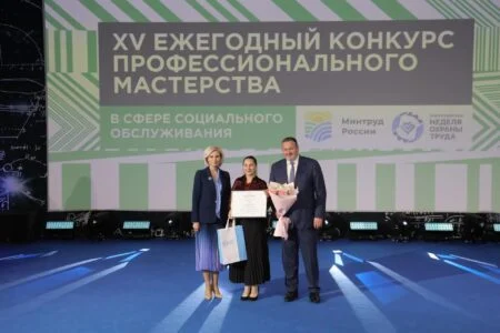 Награждение Евгения Садовникова на конкурсе в «Сириусе»