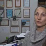 Мария Бадио, председатель правления РОО «Чистый путь», на фоне дипломов центра «Гармония»