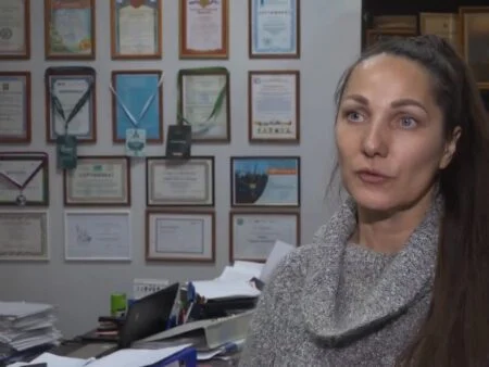 Мария Бадио, председатель правления РОО «Чистый путь», на фоне дипломов центра «Гармония»